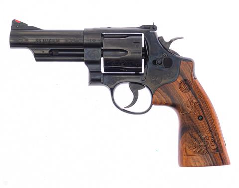 revolver Swithh & Wesson 29-10 cal. .44 Mag. #CXE1876 § B + ACC